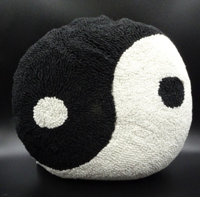 ''Yin-Yang'' Comfy Decorative Throw Pillow / Black & White 16''x16'' New