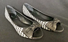 BAKERS Black White Houndstooth Leather Bow Fabric Wedge Heel Open Toe 6M NEW