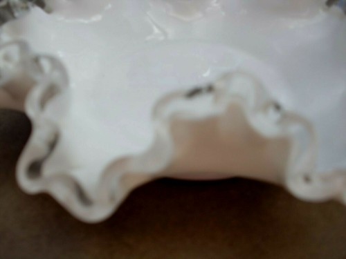 VASO DE LECHE FENTON~CRESTA DE PLATA~BORDE DE VOLANTE~BLANCO/CLARO~PLATO DE NUECES DE CARAMELO CON PATAS~8"D - Imagen 4 de 7
