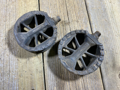 OLD SCHOOL BMX MX VP-800 PEDALS ROUND PLASTIC 9/16 THREADS