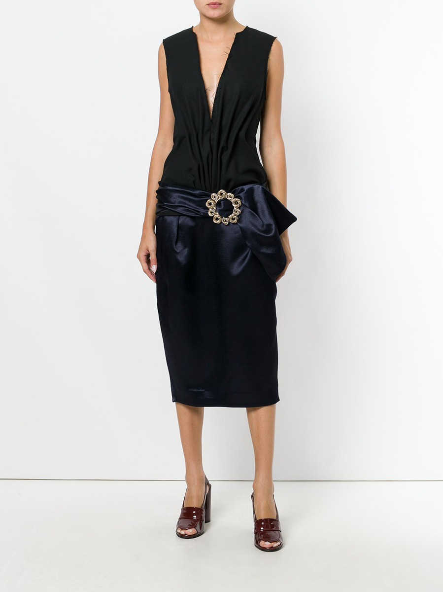jaquemnouse balck dress with gold broche Dresses Black – MAYFEYR