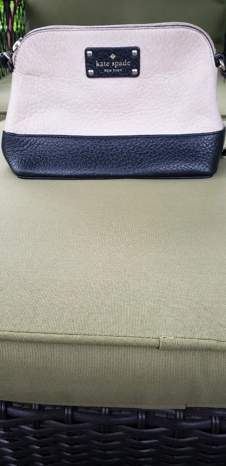 Bandolera Kate Spade Cuero Guijarro Negro y Tostado con Tachuelas Cuero Logo Etiqueta Foto 4 de 4