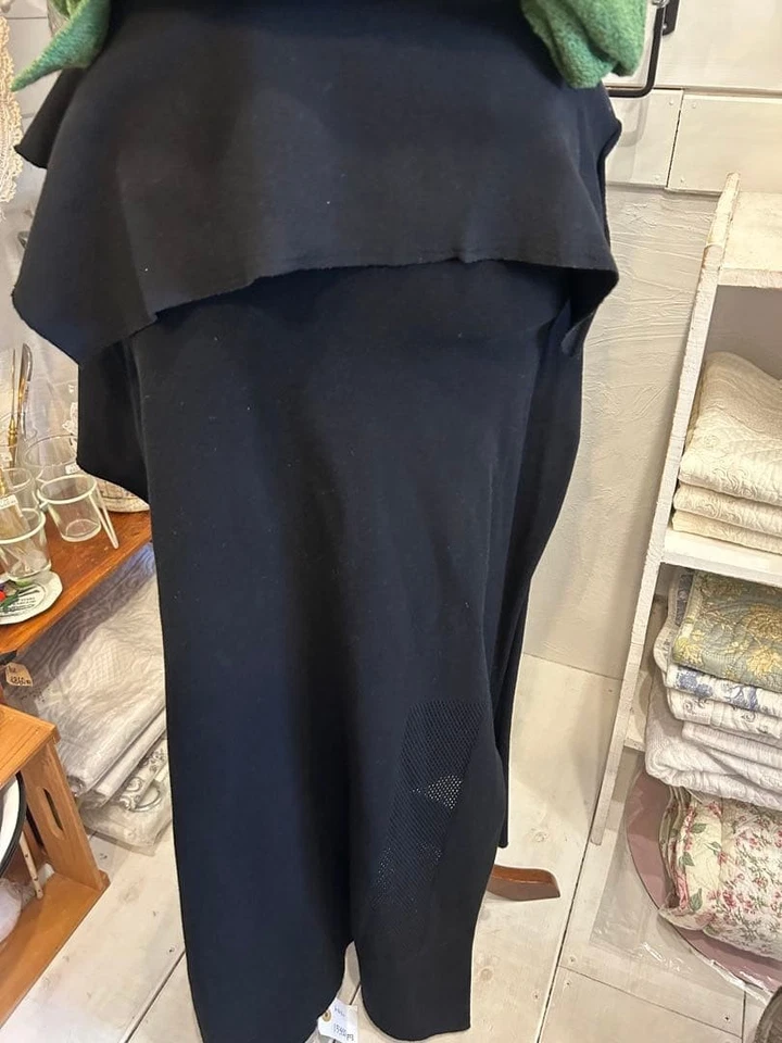 FALDA AJUSTADA NEGRA USADA CON DISEÑO ACAMPANADO ACEPTABLE Foto 4 de 4