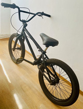 Schwarzes BMX Freestyle-Fahrrad mit Pegs, 20 ...