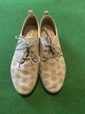 Clarks Women's Flat Leather Shoes Size 5 Cream With Perforated Pattern VGC Nice.