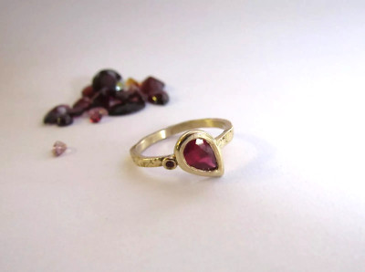 Rubin Ring. 14 Karat Gelbgold Ring mit 2 Rubinen. Handgefertigter Unikat Goldring.