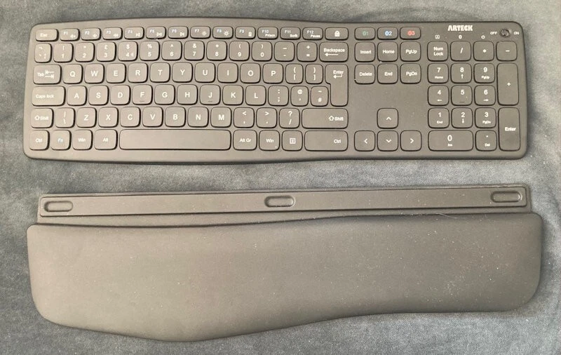 Arteck Keyboard HB323  Bluetooth MAC and PC  complete with Gel Wrist-Rest - Image 2 of 4