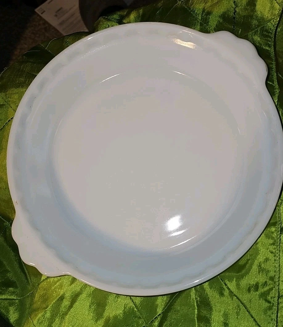 Pyrex 8 1/2 inch White Milk Glass Pie Plate/Pan # 228 Baking Dish