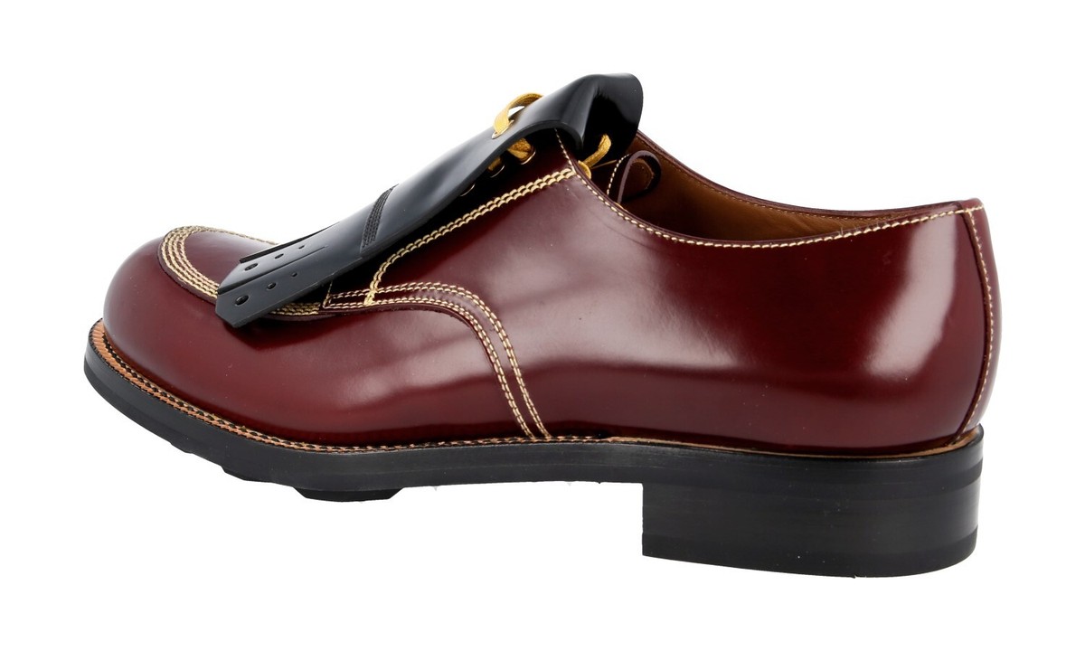 PRADA レッド フラットシューズ リボン付き PRADA レッド フラットシューズ リボン付き