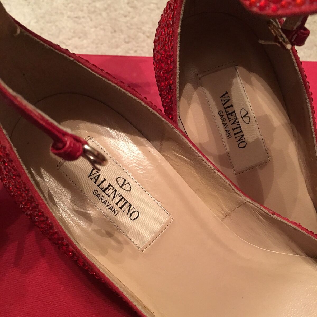 Valentino Garavani Swarovski Crystal Strass Ruby Red Tan-Go Valentino Garavani Swarovski Crystal Strass Ruby Red Tan-Go
