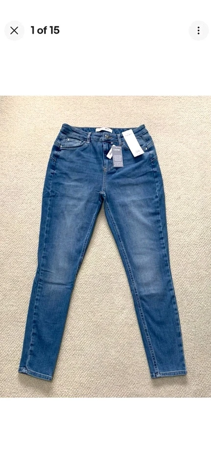 Ladies Mid Wash Ultimate Wonder Fit Skinny Jeans Size 12 Short. W 28.5in L 25in - Image 2 of 3