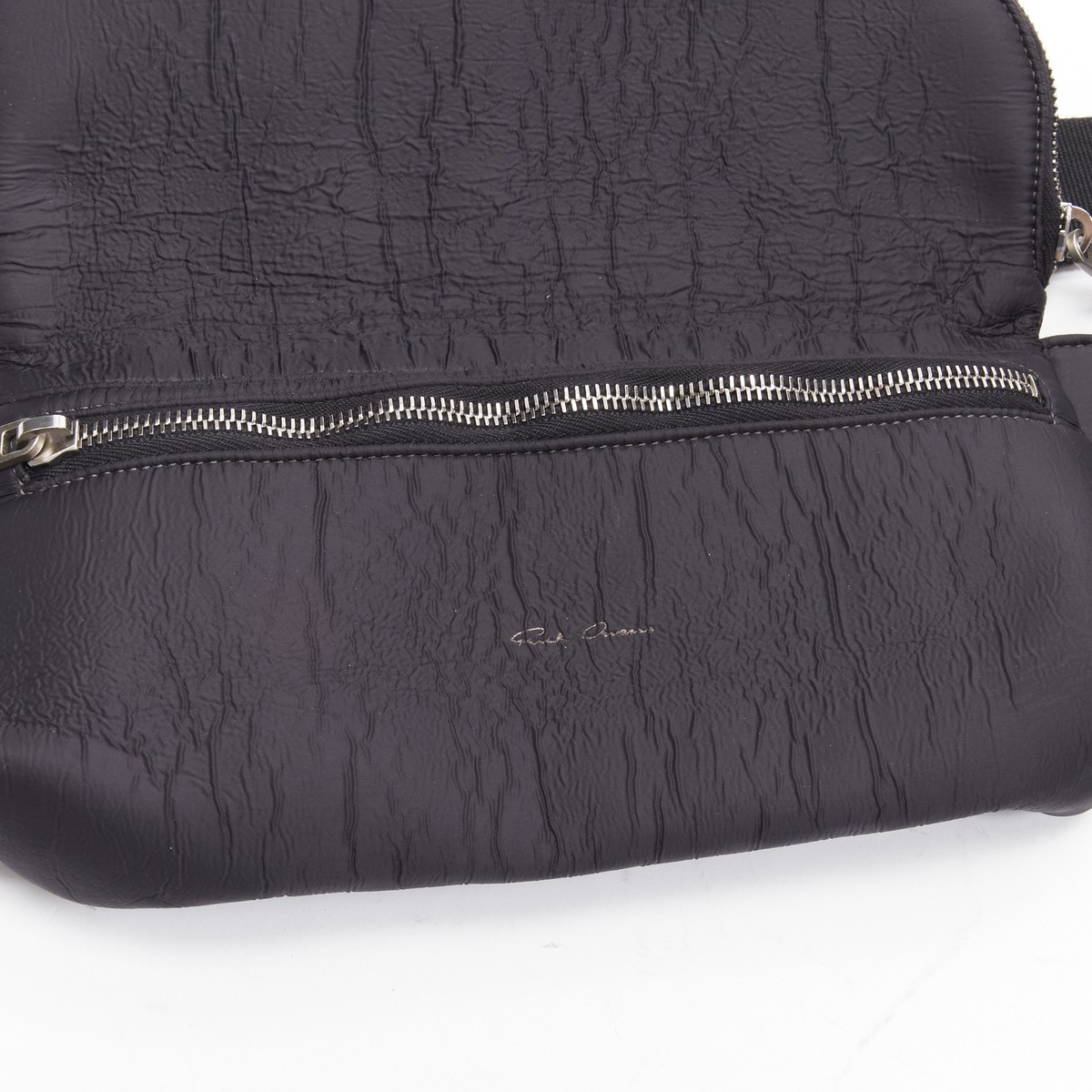 Rick Owens RP01E7327SCH41 関税送料込 RICK OWENS black blistered neoprene silver zippers crossbody