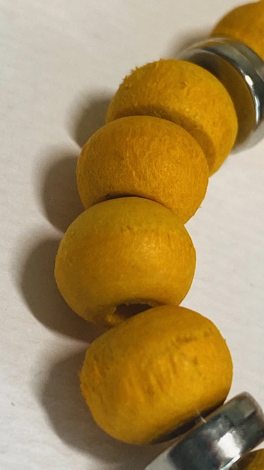 Pulsera artesanal de madera naranja con borla con dije de Buda" Foto 2 de 4