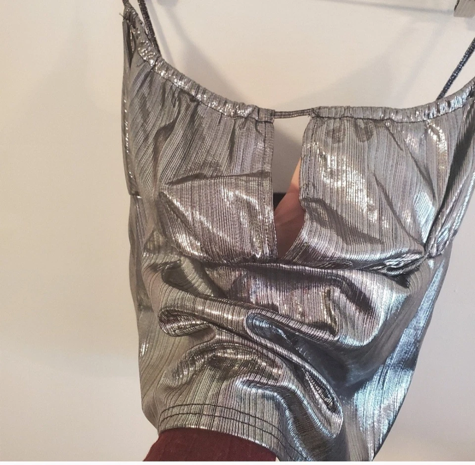 NUEVO CON ETIQUETAS Delia's X Dolls Kill Camiseta sin mangas Metálica Ligera Plateada Blusa Talla 2X Foto 4 de 4