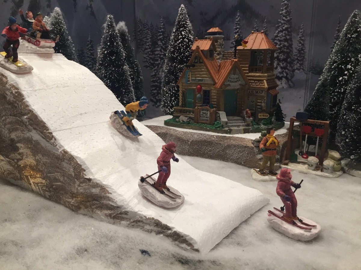 ププ　LEMAX クリスマス　スキーリゾート　ジオラマ　ライトハウス christmas village display Set Of 3 , 1 Illuminated Ski Slope