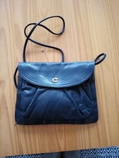 Pochette in pelle nera con tracolla