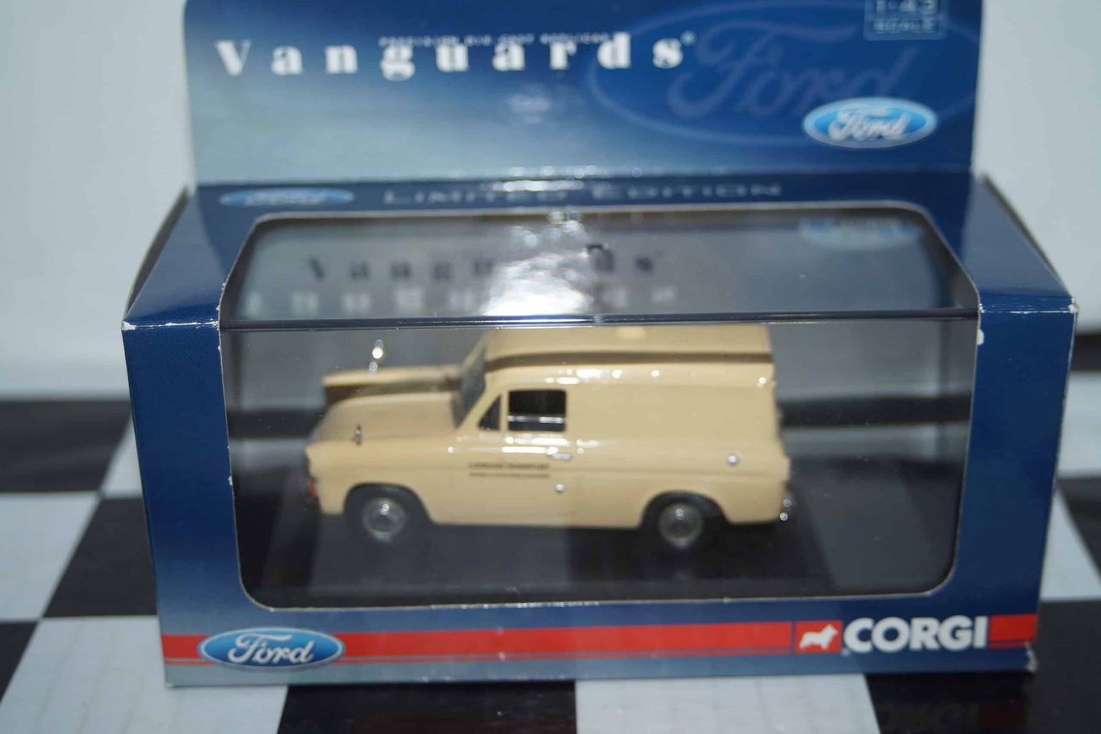 Vanguards Corgi Ford Anglia Van London Transport VA00416 1:43 Scale