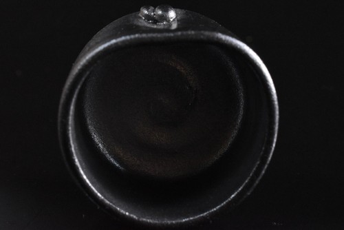 U712: Japanese Seto-ware Black glaze SAKE CUP, auto w/signed box Sake vessels - Picture 6 of 10