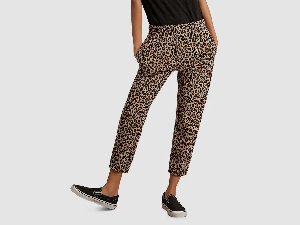NUEVO $365 Pantalones deportivos recortados de terciopelo para mujer beige estampado de leopardo talla M