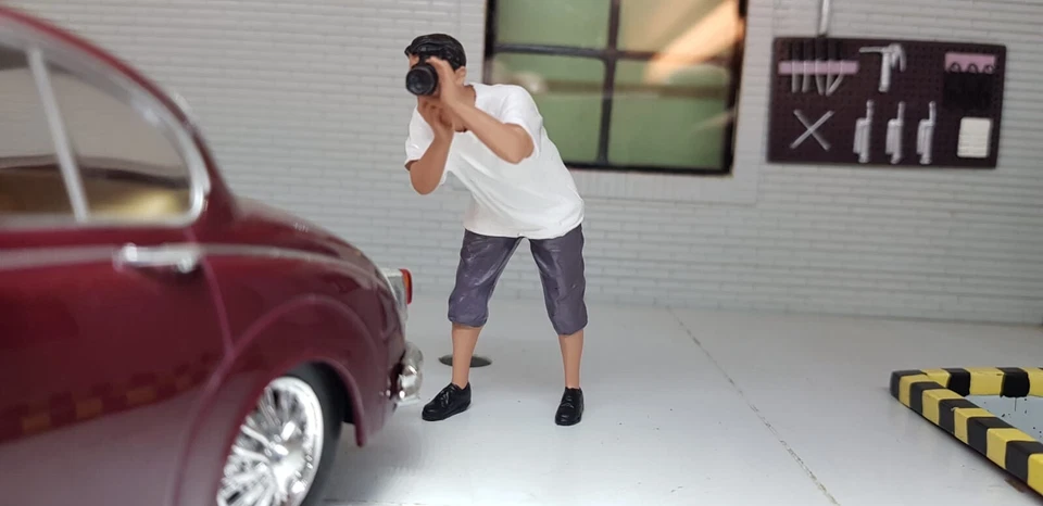 Figure Photographer Car Show Garage Workshop Weekend AD-38312 1:24 Scale Fig 4 - Image 2 of 4