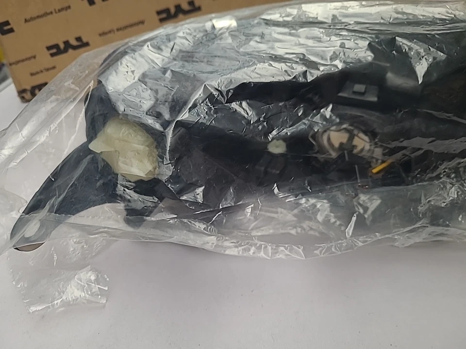 TYC 471735521 1999-2004 PG 4X6 TWIN R HEAD LAMP W/DUST COVER LH - Image 4 of 4