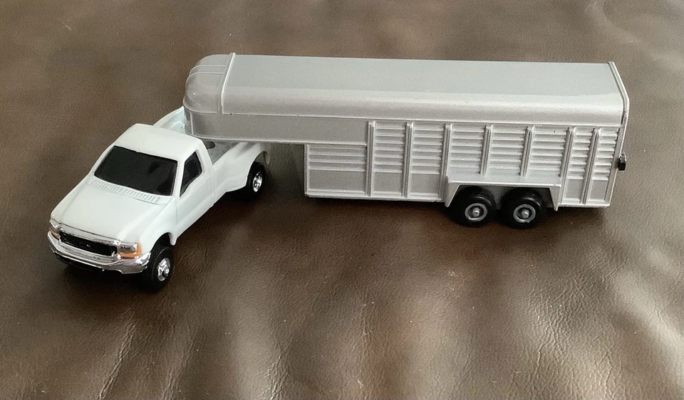 Dodge Ram camioneta doble Ertl 1:64 de colección con remolque de ganado (65ia) Foto 2 de 4