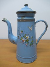ANCIENNE CAFETIÈRE EN TOLE ÉMAILLÉE DÉCOR FLORAL AU PAPILLON EN RELIEF