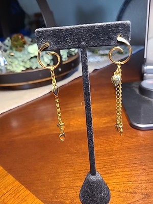 EARRINGS GOLD TONE SPIRAL SHAPED UPPER MULTIPLE CHAINS ENDING IN TINY HEARTS