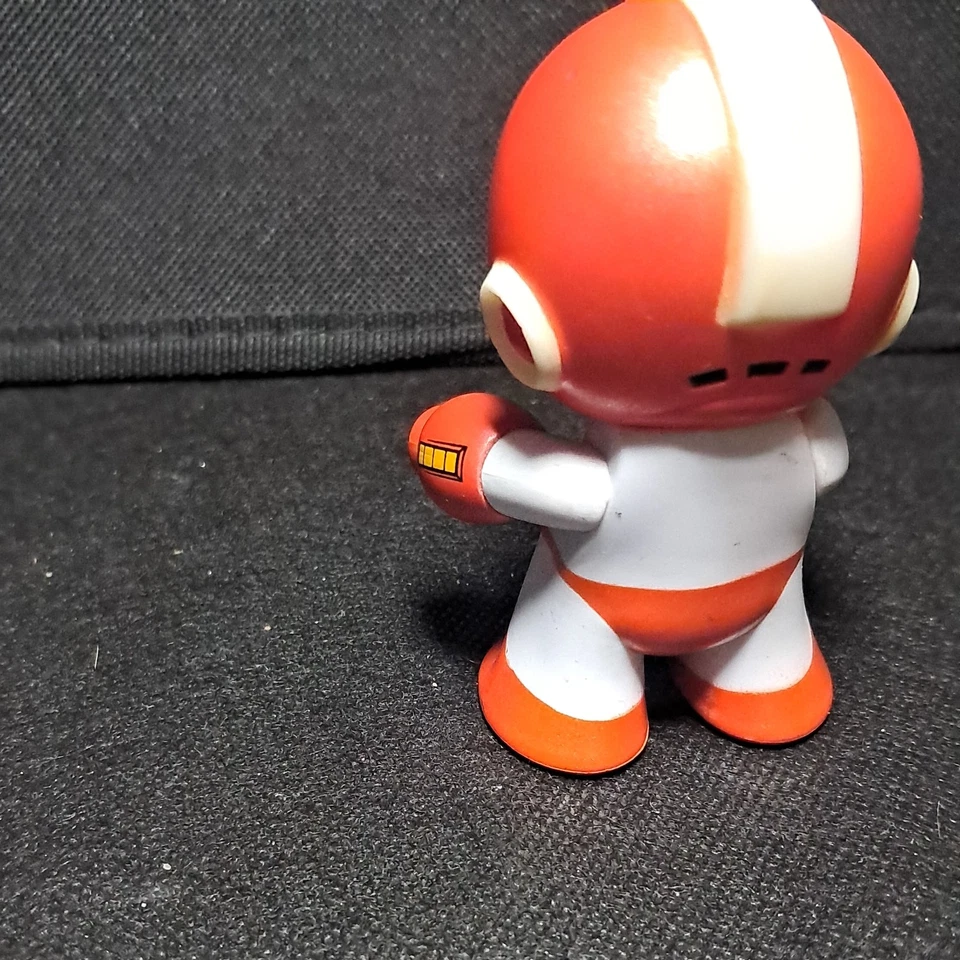 MINIFIGURA KIDROBOT ROJO MEGAMAN VINILO 3" EXCLUSIVA DE BOOTCRATE Foto 3 de 4