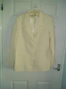 ladies cream jacket size 20