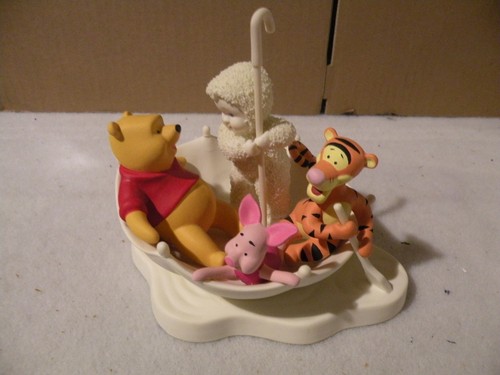 DEPT.56 VETRINA DISNEY SNOWBABIES CON CACCA ''BLUSTRY DAY WITH POOH'' NUOVO CON SCATOLA