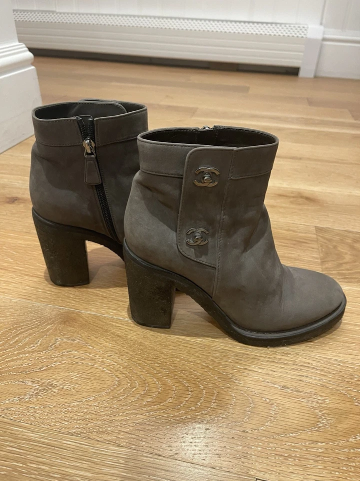 Botas de tornozelo Chanel, hardware CC intertravado, excelente estado, tamanho UE38 - Imagem 2 de 4