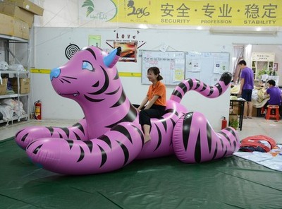 Tiger Ride On Cartoon 2,5 m PVC aufblasbares Schlagspielzeug Deko Geschenk Begleitung Vergnügen