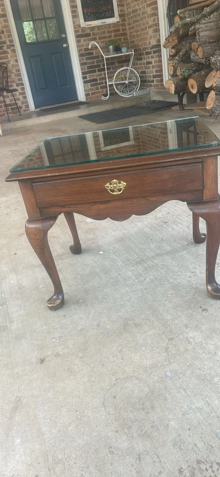 Mesa auxiliar Mid Century de cerezo macizo Foto 2 de 4