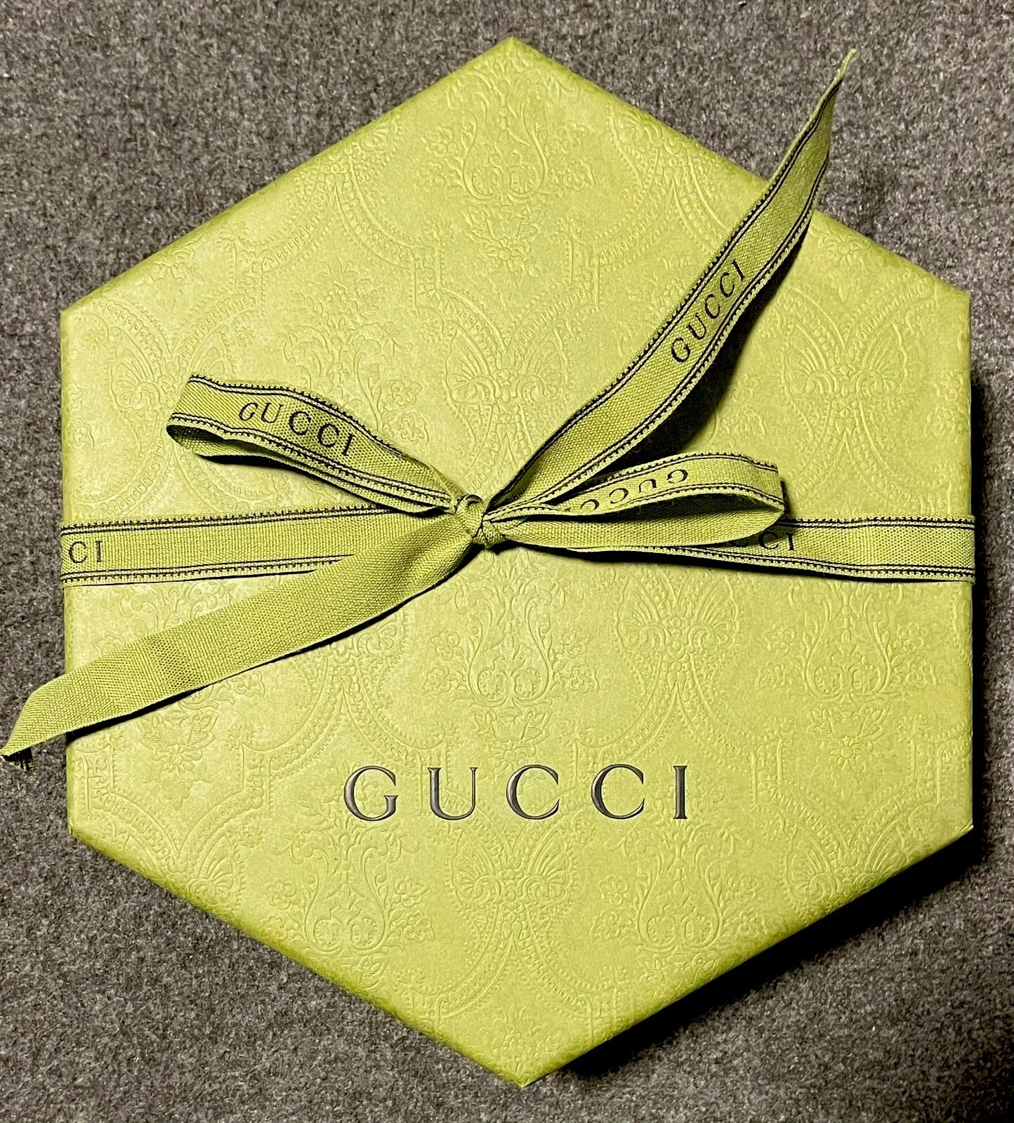 Coffret Cadeau Ceinture Gucci   Forme Hexagone Vert   Ruban Gucci et Poignée Noire   8,5