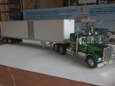 Iconic Replicas - The MOVIN ON TRUCK - 1976 Kenworth W900 + Trailer - Maßstab 1:43