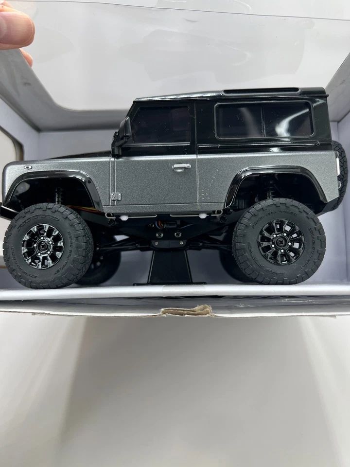 Kyosho MINI-Z 4x4 Land Rover Defender 90 Autobiography RC Car Ultimate Gift - Image 4 of 4