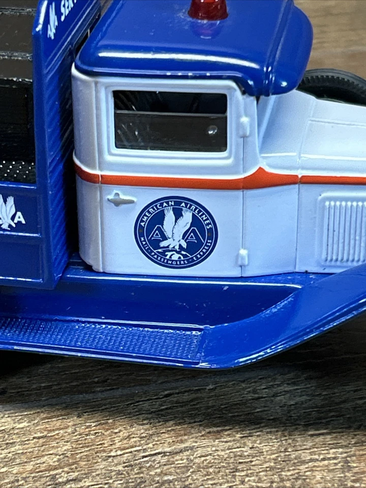 Liberty Classics 1929 Ford Modelo “A” American Airlines Banco de Vehículos de Servicio Foto 3 de 4