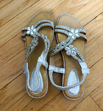 Women s Silver Strappy Sandals Buckle Ankle Strap Solid Synthetic Flat Sz 10 Std