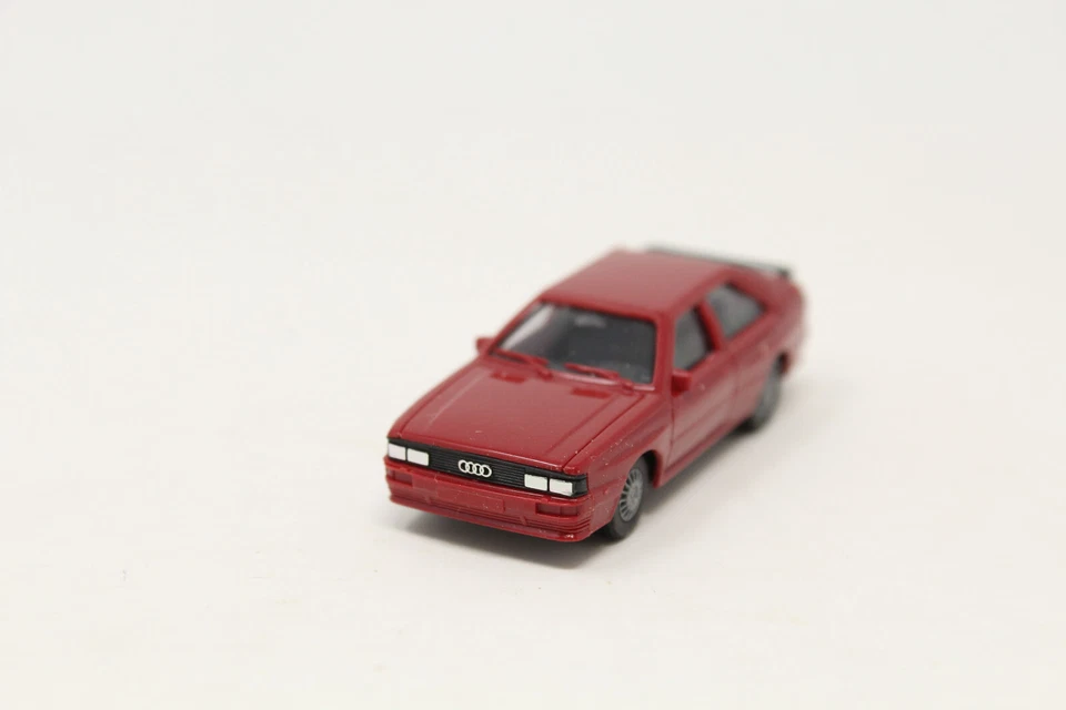 HO Con-Cor Audi 100 Avant 4-Door Sedan Red - Image 3 of 4