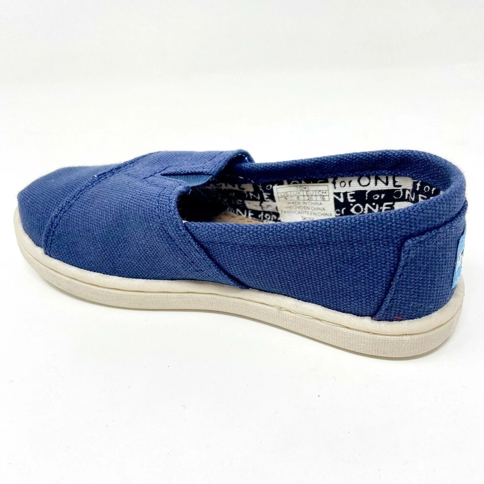 Zapatos planos informales de lona sin cordones Toms Classics azul marino pequeños para niños pequeños Foto 3 de 4