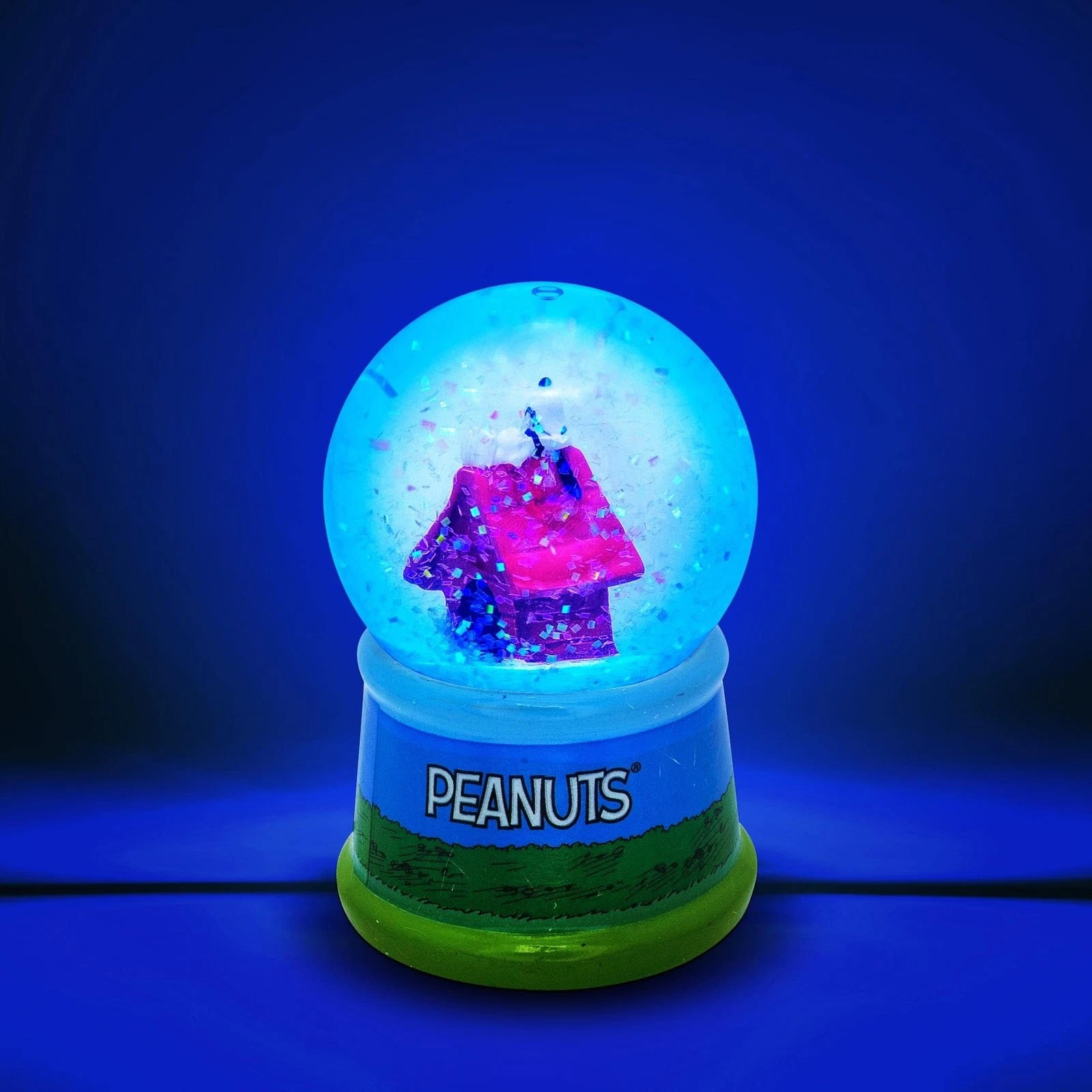 Silver Buffalo Peanuts Group Snow Globe - Thumbnail 4