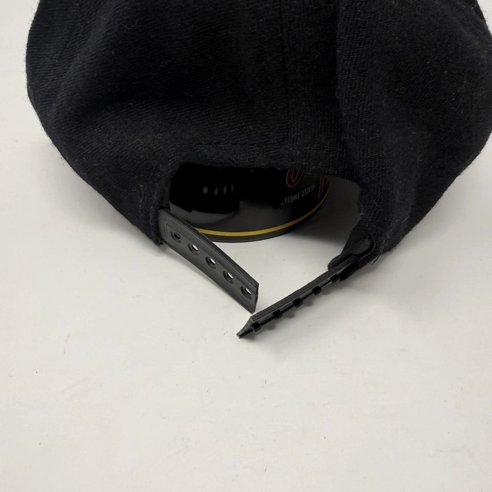 Gorra de baloncesto Reebok vintage con espalda a presión negra roja de lana bordada para hombre años 90 Foto 3 de 4