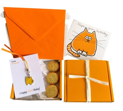 DIGG DESIGN Piccoli regali! COMPLEANNO. Ciondolo gatto zenzero, biglietto compleanno, cioccolatini + confezione regalo.