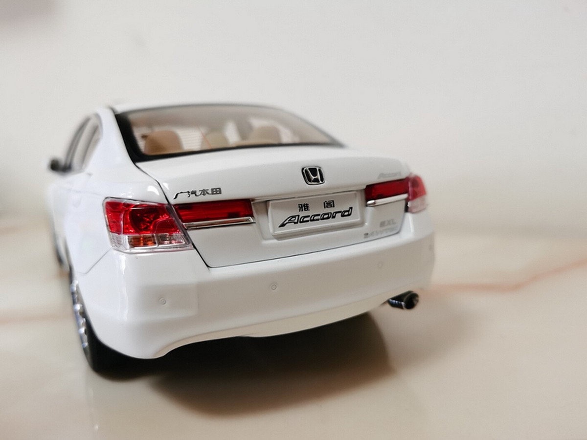 Honda Accord 2013 8th Generation White Diecast Car 1/18