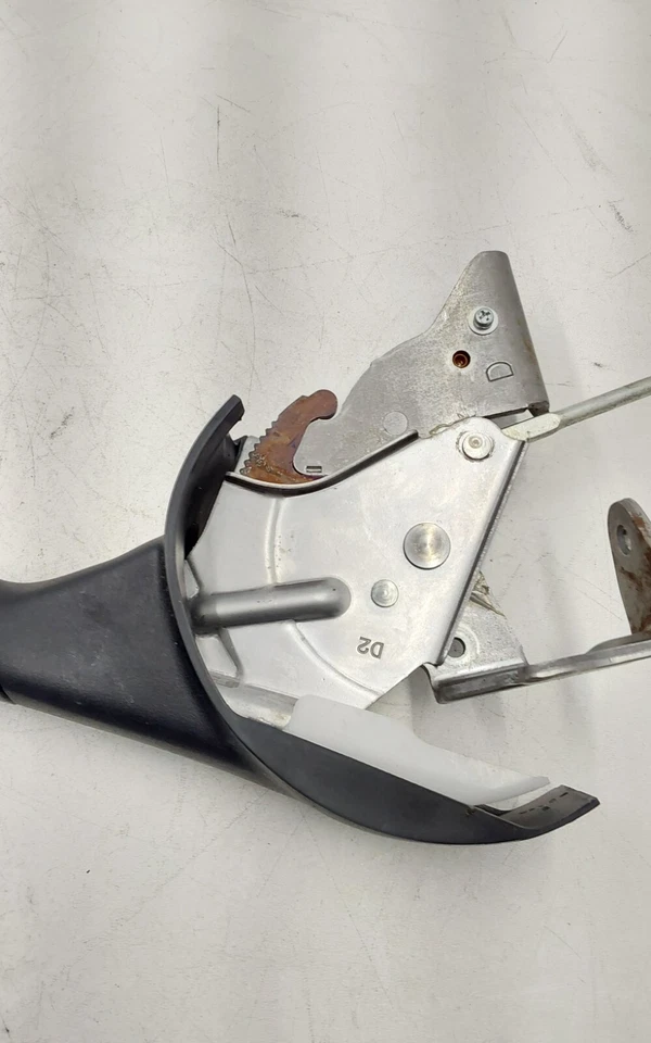 Toyota Yaris SE 2013 manija de emergencia control de freno de estacionamiento OEM 46201-52130 Foto 4 de 4