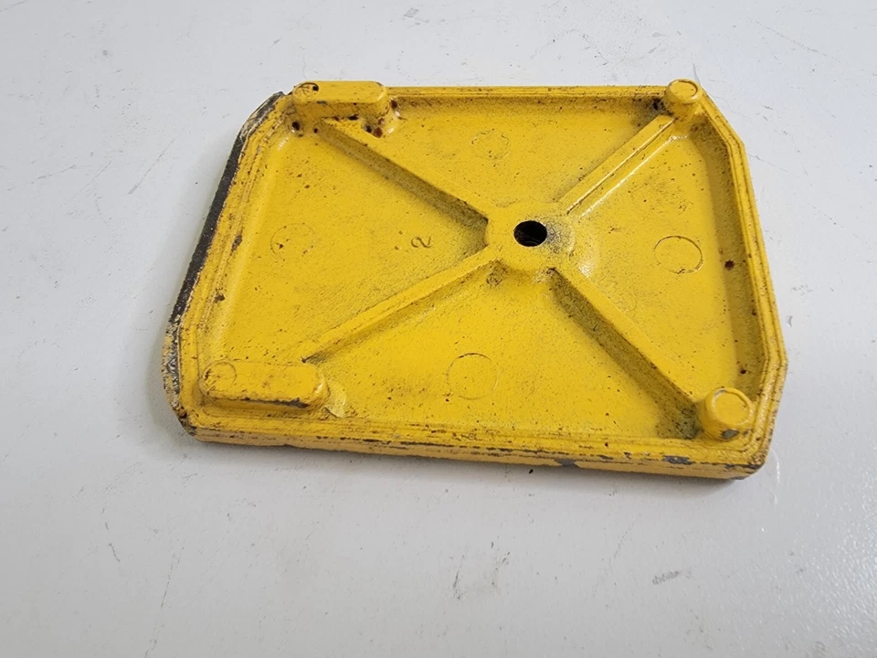 Placa de cubierta de motosierra McCulloch Pro MAC 10-10 FABRICANTE DE EQUIPOS ORIGINALES PIEZA DE METAL AMARILLO Foto 4 de 4