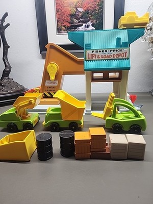 Fisher Price Play Family Little People 942 LIFT AND LOAD DEPOT, Lumber Yard 942