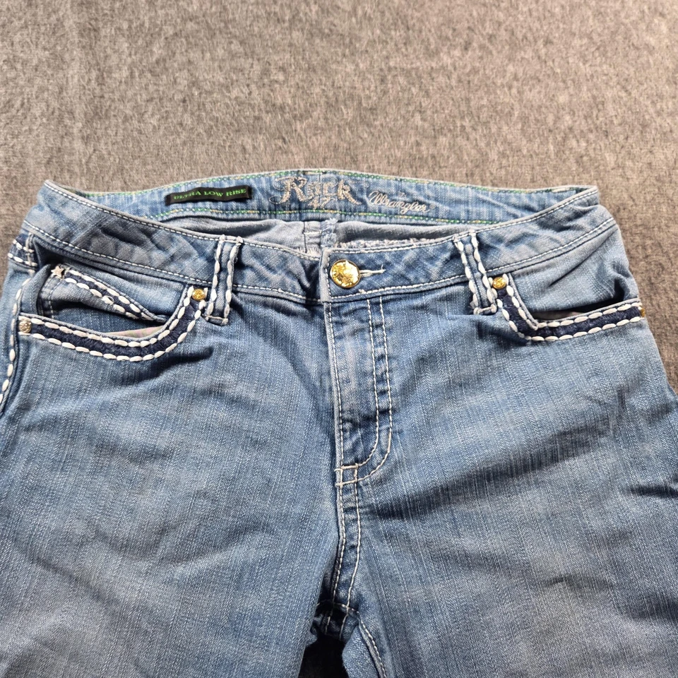 Pantalones de mezclilla Rock 47 by Wrangler para mujer lavado ligero tiro ultra bajo corte bota solapa bolsillos Foto 2 de 4