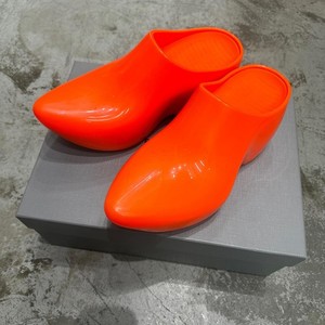 Balenciaga Technoclog Shiny Rubber Mules Orange Size 8 US 41 EU Balenciaga Balenciaga Techno Clog Size 41 Shiny Orange | Grailed main image 2